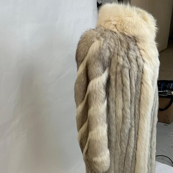 Norwegian fox with white fox tuxedo + insert sleeve, size XL, was 4995/now 1295$ - Picture 2 of 4